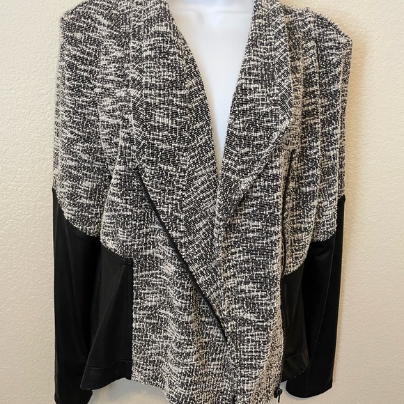 Jessica Simpson zip up jacket, knit. Black and white two toned size large - Picture 3 of 7
